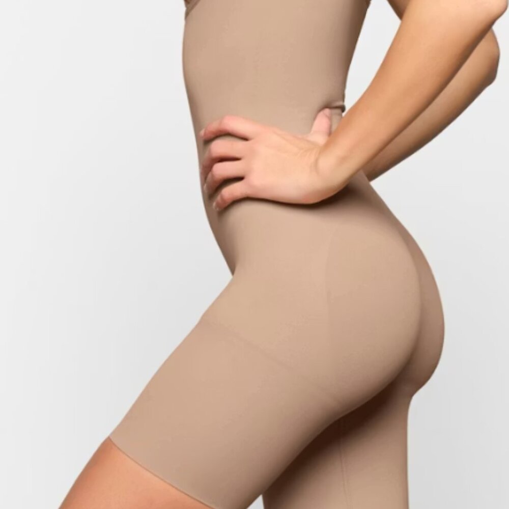 SKIMS BODY BUTT ENHANCING OPEN BUST PADDED BODYSUIT